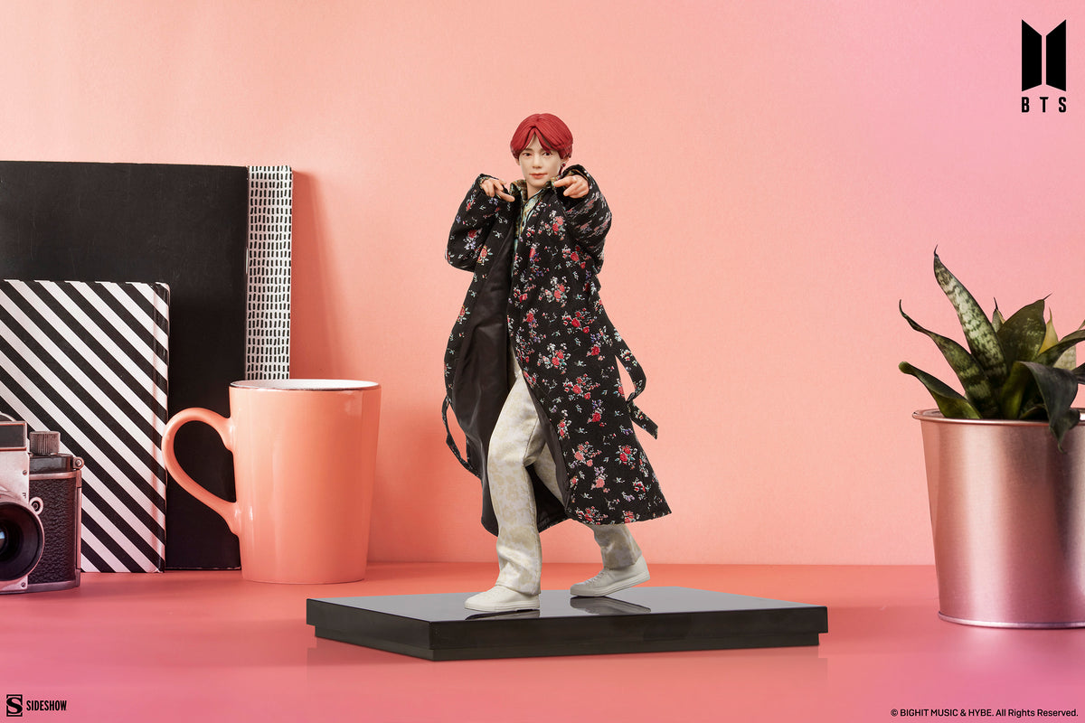 V Deluxe Statue